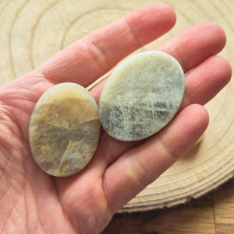 Pierre plate en pierre de lune blanche avec reflets nacrés – galet naturel poli 3,5 à 4 cm.