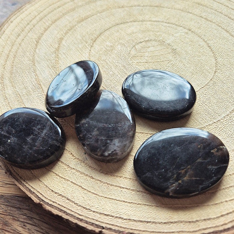 Pierre plate en quartz fumé brun translucide – galet naturel poli.