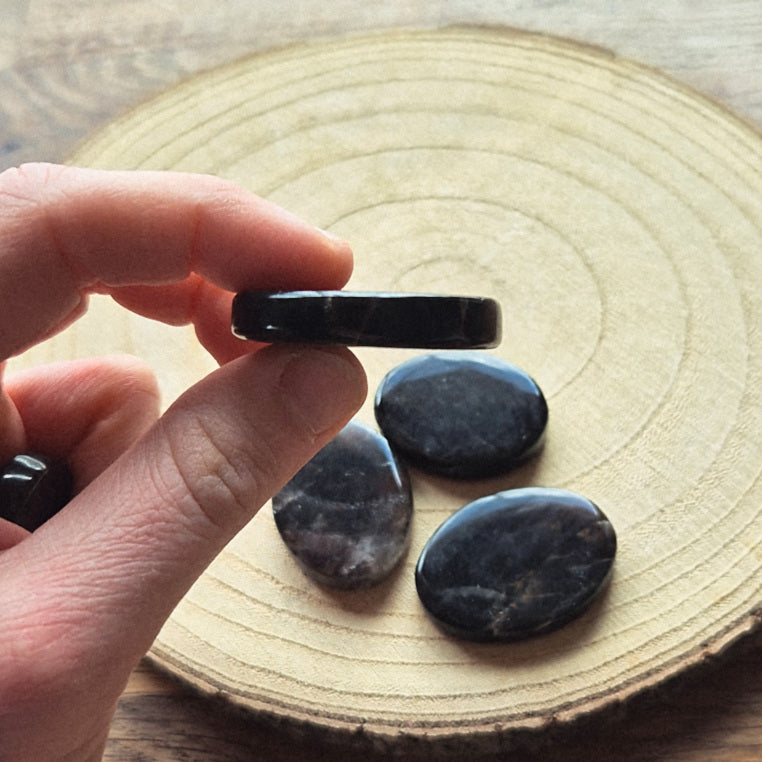 Pierre plate en quartz fumé brun translucide – galet naturel poli.