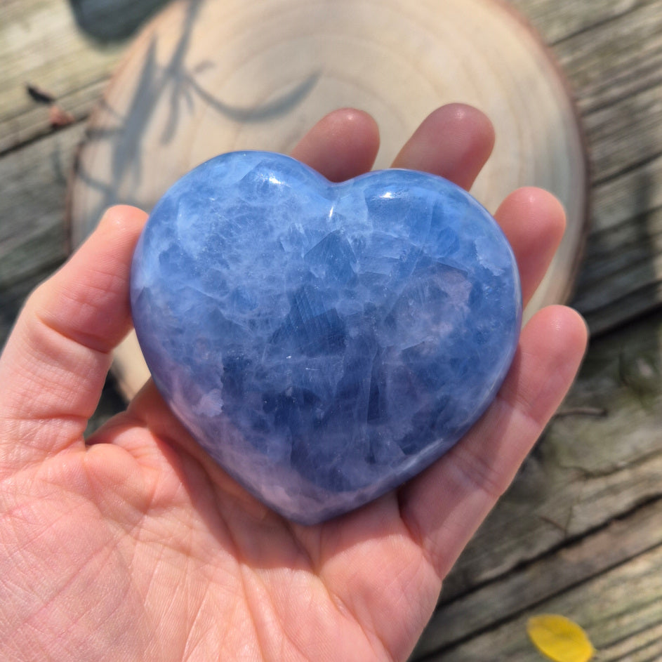 Cœur en Calcite Bleue de Madagascar, 230 g, pierre éthique de sérénité, de communication et de paix intérieure.