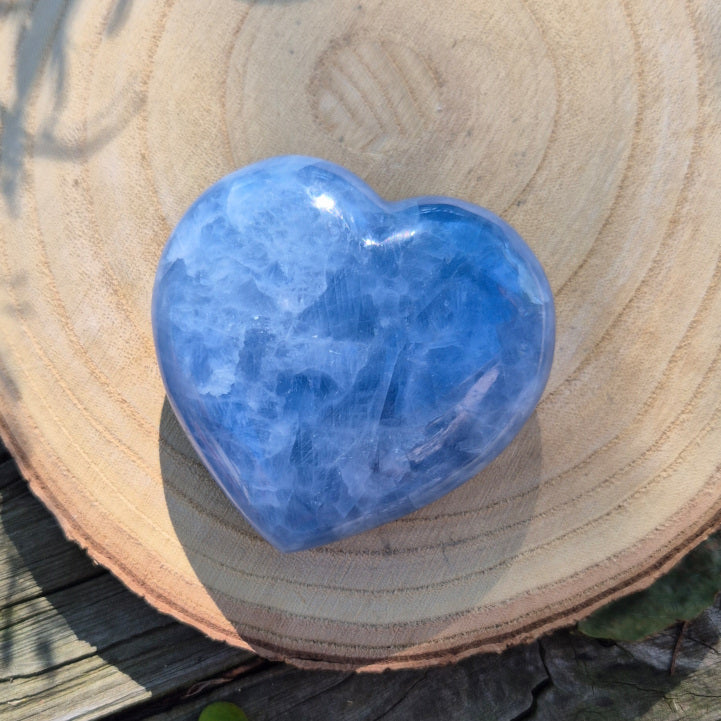 Cœur en Calcite Bleue de Madagascar, 230 g, pierre éthique de sérénité, de communication et de paix intérieure.