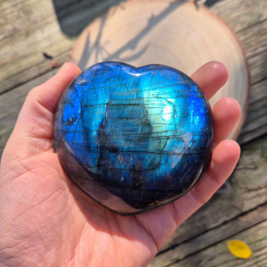 Galet cœur en Labradorite de Madagascar, 336 g, pierre éthique de protection, d’intuition et d’équilibre émotionnel.