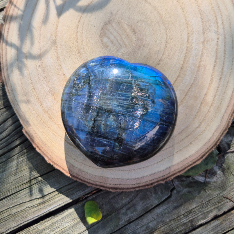 Galet cœur en Labradorite de Madagascar, 336 g, pierre éthique de protection, d’intuition et d’équilibre émotionnel.