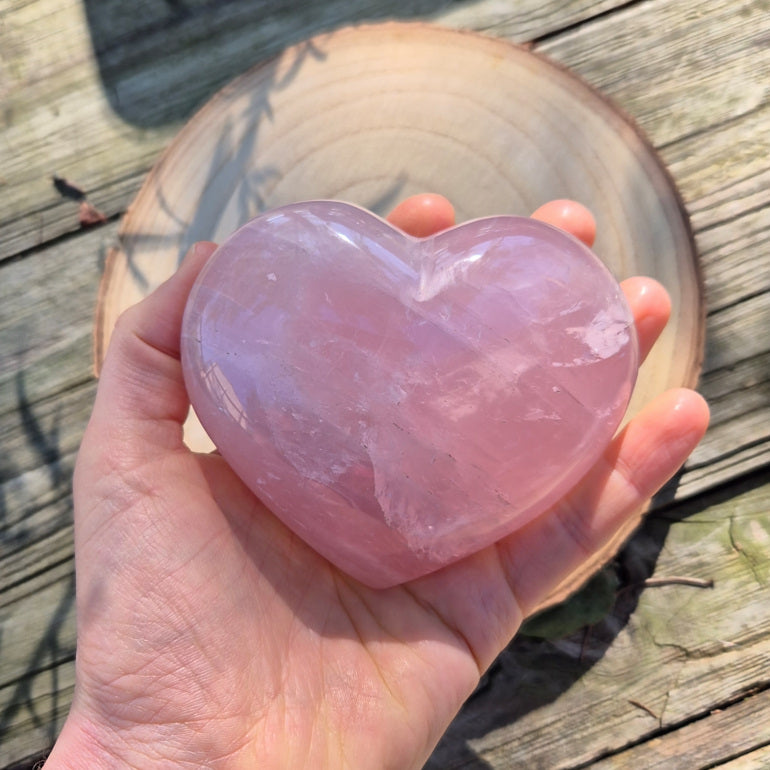 Cœur en Quartz Rose de Madagascar, entre 392 et 454 g, pierre éthique d’amour, de douceur et d’harmonie émotionnelle.