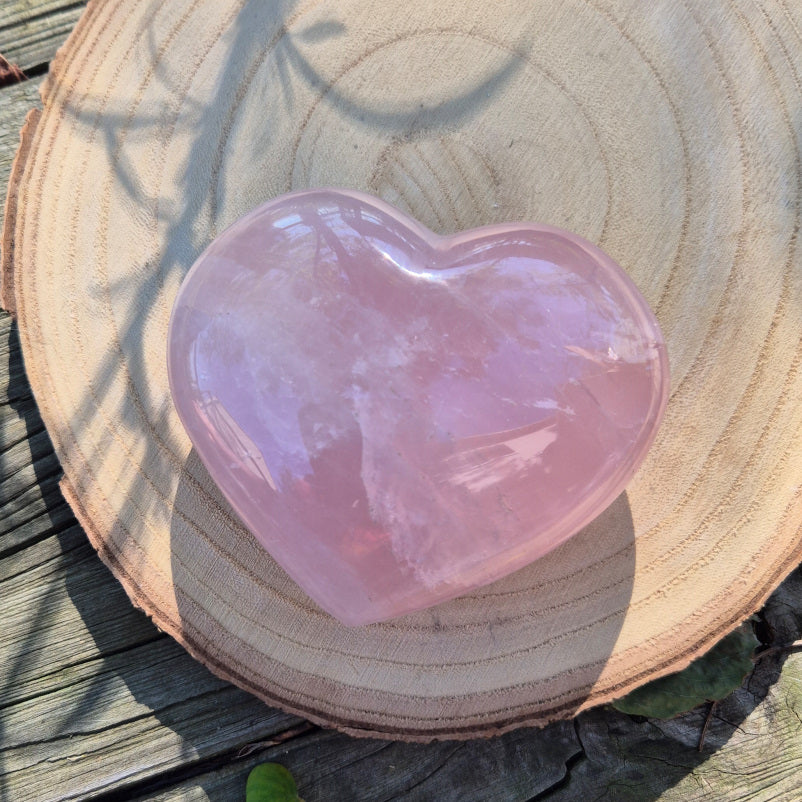 Cœur en Quartz Rose de Madagascar, entre 392 et 454 g, pierre éthique d’amour, de douceur et d’harmonie émotionnelle.
