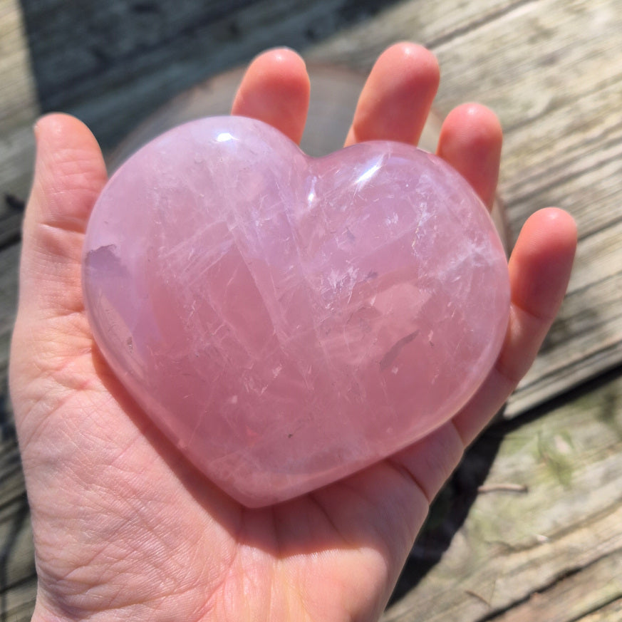 Cœur en Quartz Rose de Madagascar, entre 392 et 454 g, pierre éthique d’amour, de douceur et d’harmonie émotionnelle.
