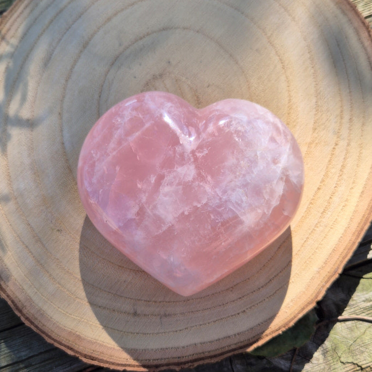 Cœur en Quartz Rose de Madagascar, entre 392 et 454 g, pierre éthique d’amour, de douceur et d’harmonie émotionnelle.