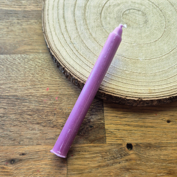 Bougie violette de rituel allumée, symbole de transmutation, de sagesse et de spiritualité. Parfaite pour les rituels de transformation intérieure, de méditation et de connexion à l’intuition.
