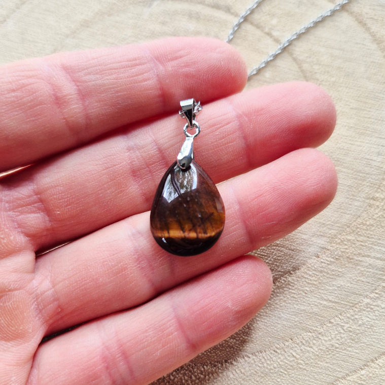 Collier en œil de taureau goutte 2 cm – pierre naturelle sur chaîne acier inoxydable, bijou puissant et élégant