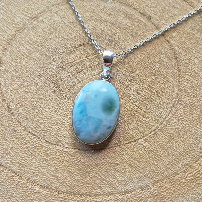 Collier en larimar serti argent 925 – pierre naturelle bleue sur chaîne acier inoxydable, bijou apaisant et lumineux