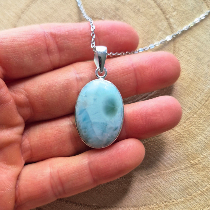Collier en larimar serti argent 925 – pierre naturelle bleue sur chaîne acier inoxydable, bijou apaisant et lumineux