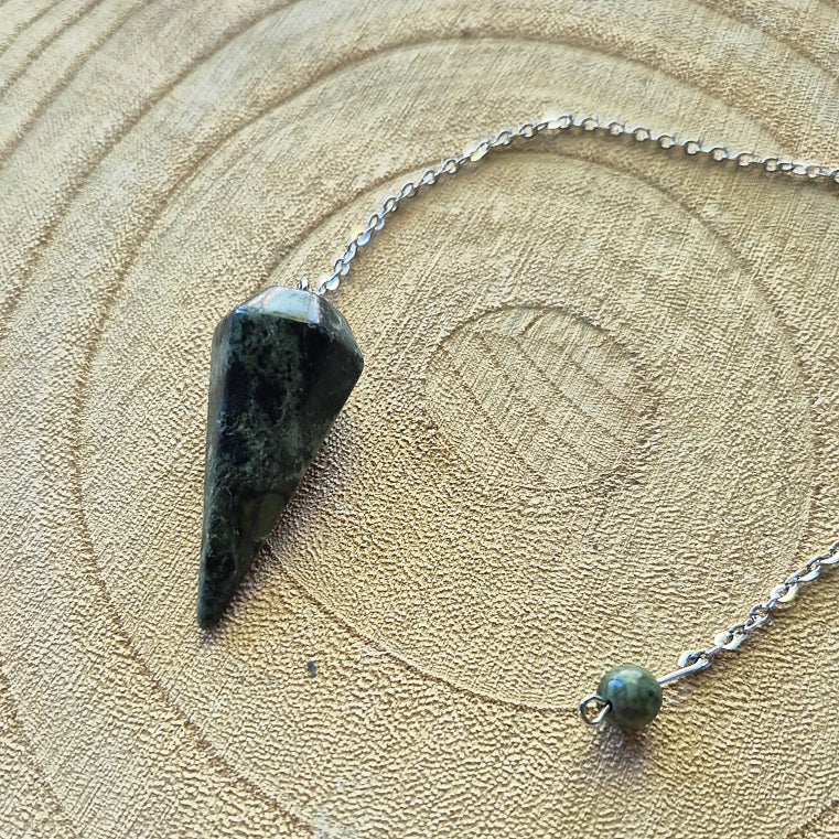 Pendule conique en jaspe kambaba – outil de radiesthésie pour l’ancrage et la sérénité