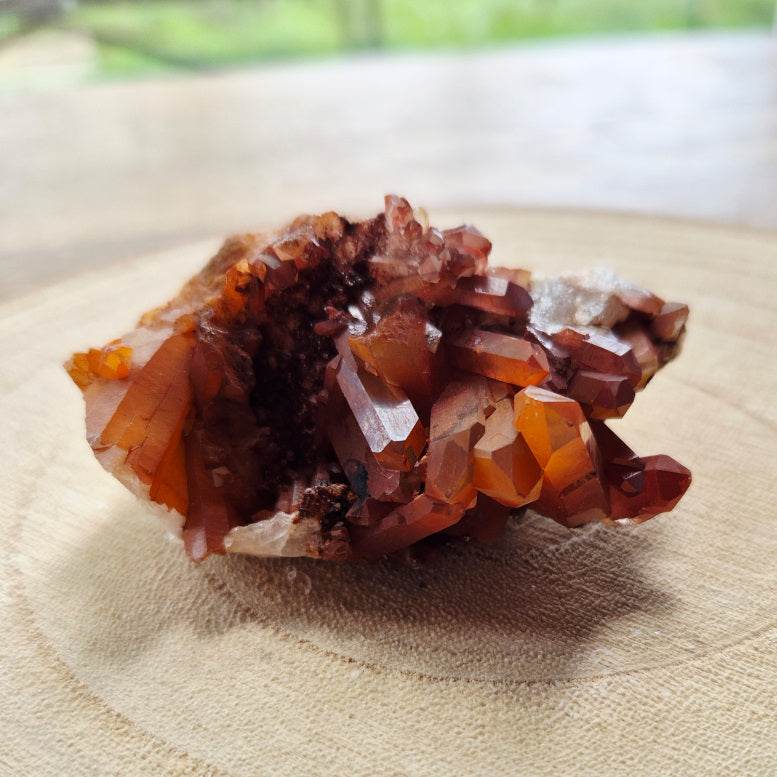 Petite druse de Quartz Mandarine naturelle aux reflets orangés, symbole de joie, de vitalité et de confiance en soi. Idéale pour réharmoniser le chakra sacré et diffuser une énergie solaire.