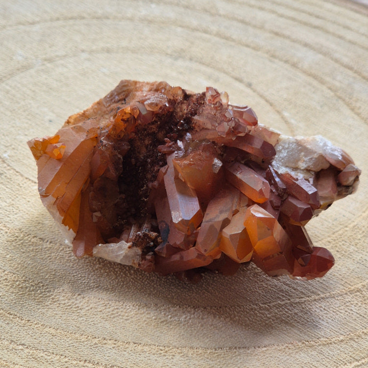 Petite druse de Quartz Mandarine naturelle aux reflets orangés, symbole de joie, de vitalité et de confiance en soi. Idéale pour réharmoniser le chakra sacré et diffuser une énergie solaire.