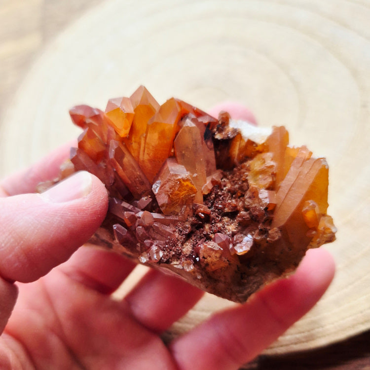 Petite druse de Quartz Mandarine naturelle aux reflets orangés, symbole de joie, de vitalité et de confiance en soi. Idéale pour réharmoniser le chakra sacré et diffuser une énergie solaire.