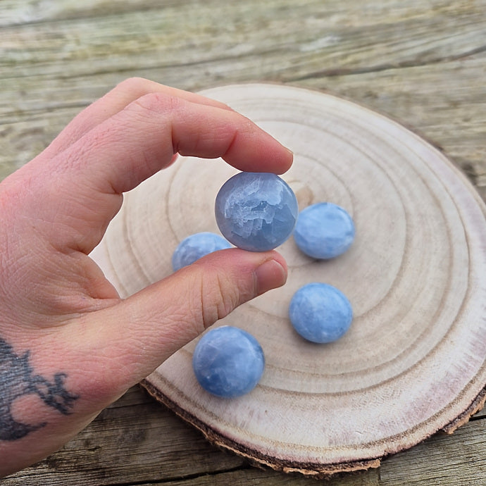 Petit Galet en Calcite Bleue