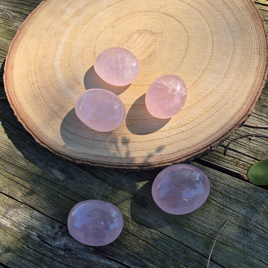Petit galet en Quartz Rose de Madagascar, environ 3,5 à 4 cm, pierre éthique d’amour et de douceur.