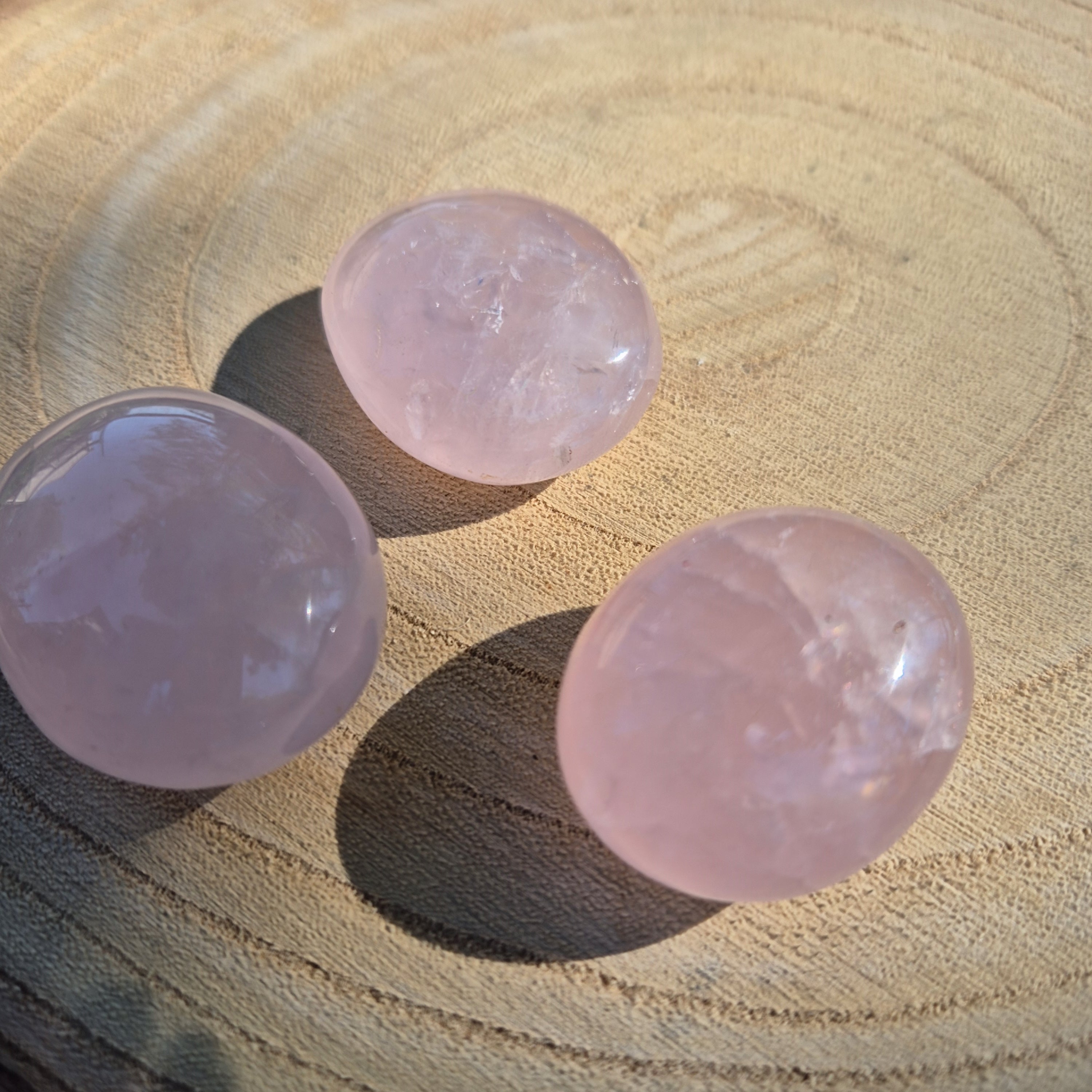 Petit galet en Quartz Rose de Madagascar, environ 3,5 à 4 cm, pierre éthique d’amour et de douceur.