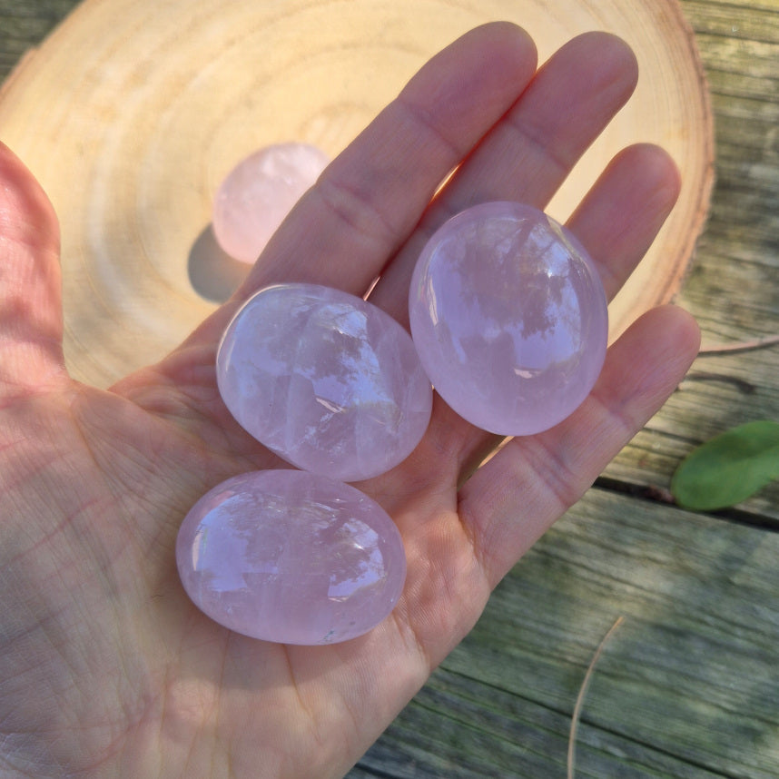 Petit galet en Quartz Rose de Madagascar, environ 3,5 à 4 cm, pierre éthique d’amour et de douceur.