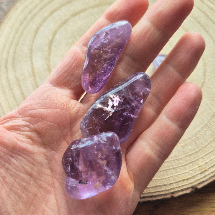 Pierre roulée en améthyste violette naturelle de 2,5 à 3 cm.
