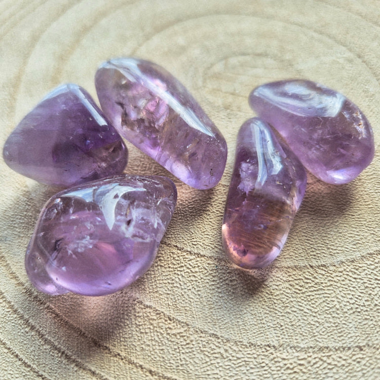 Pierre roulée en améthyste violette naturelle de 2,5 à 3 cm.