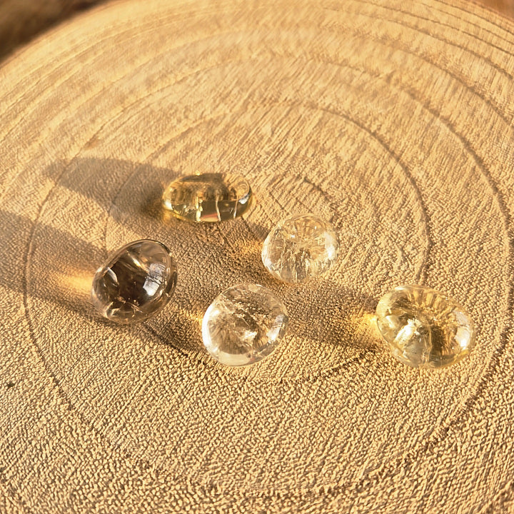 Pierre roulée citrine naturelle non chauffée 1,5 à 2 cm, pierre utilisée en lithothérapie pour la joie, l’abondance et l’énergie solaire.