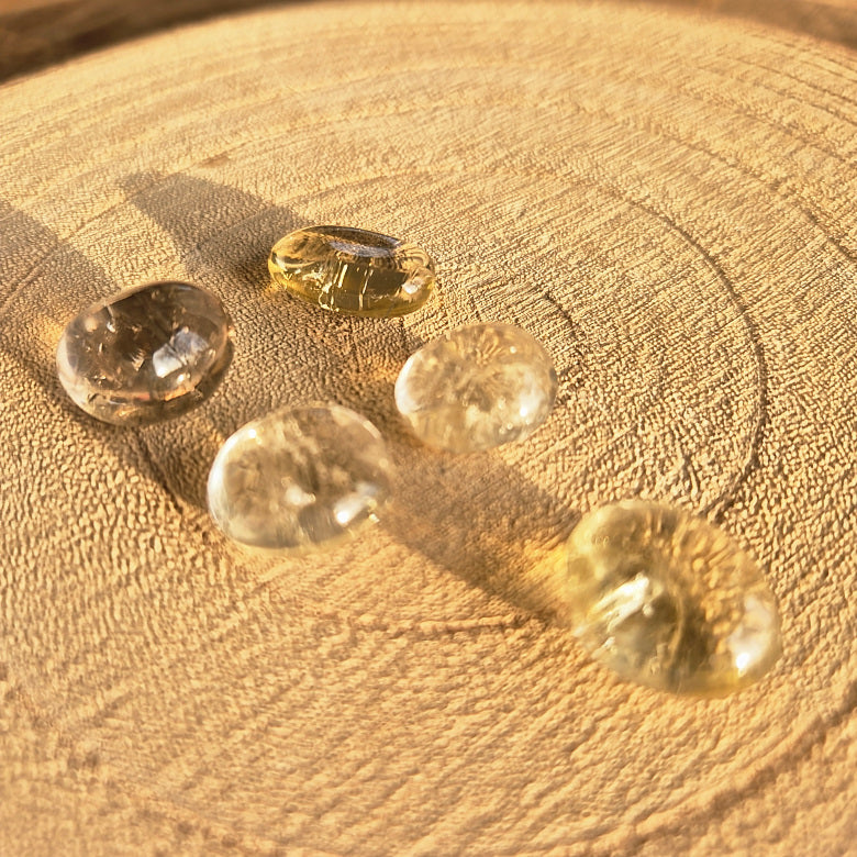 Pierre roulée citrine naturelle non chauffée 1,5 à 2 cm, pierre utilisée en lithothérapie pour la joie, l’abondance et l’énergie solaire.