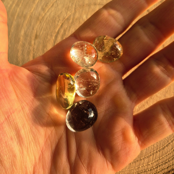 Pierre roulée citrine naturelle non chauffée 1,5 à 2 cm, pierre utilisée en lithothérapie pour la joie, l’abondance et l’énergie solaire.