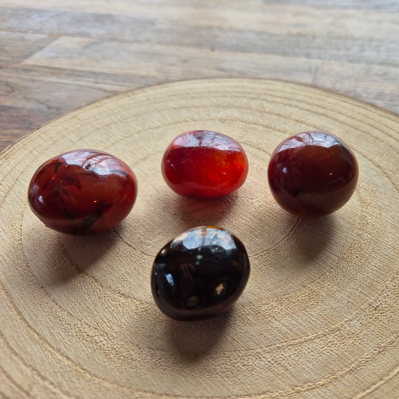 Pierre roulée en cornaline naturelle du Brésil aux teintes orangées, pierre de vitalité et de motivation