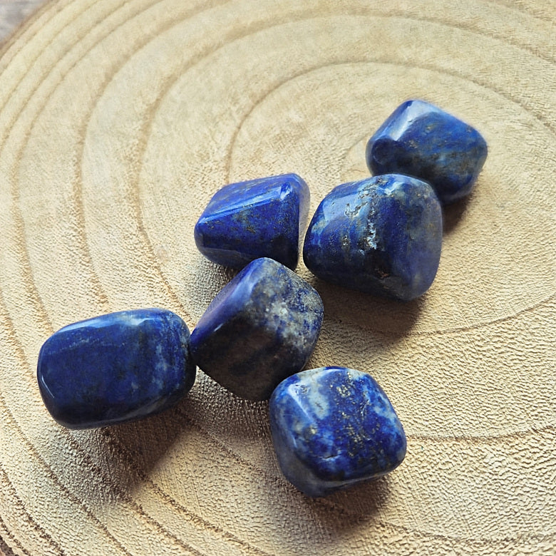 Pierre roulée en lapis lazuli bleu profond avec inclusions dorées – 1,5 à 2 cm.