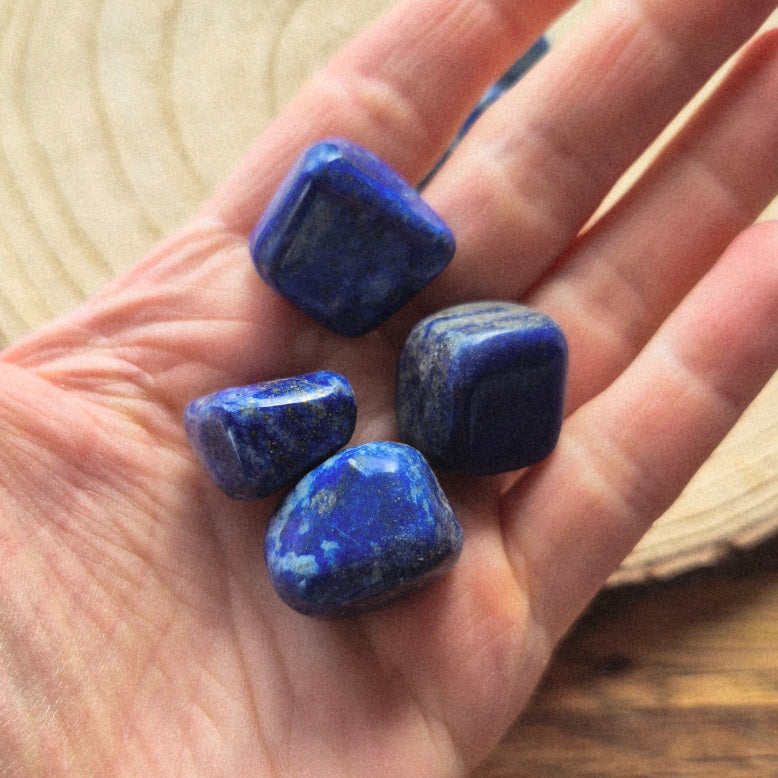 Pierre roulée en lapis lazuli bleu profond avec inclusions dorées – 1,5 à 2 cm.