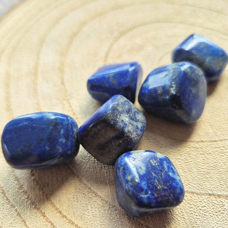 Pierre roulée en lapis lazuli bleu profond avec inclusions dorées – 1,5 à 2 cm.