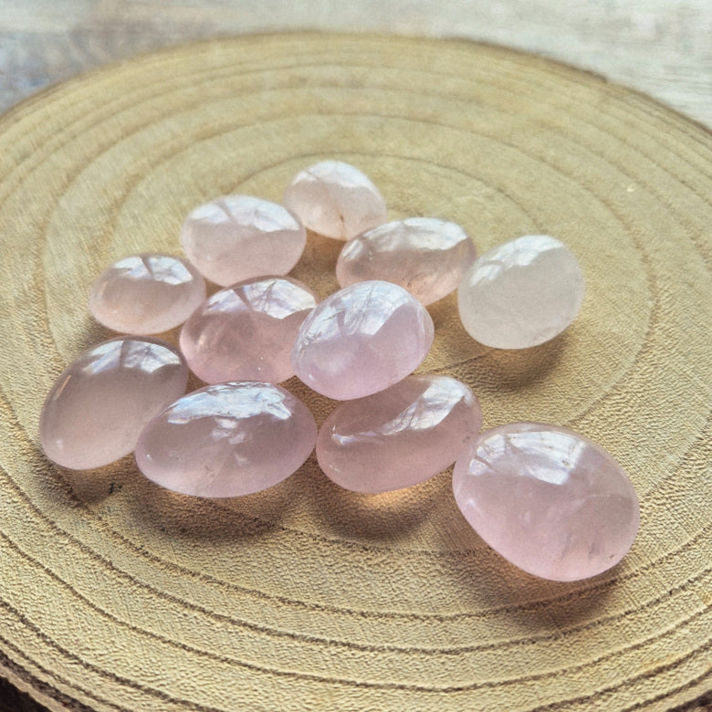 Pierre roulée en quartz rose rose pâle naturel d’environ 2,5 cm.