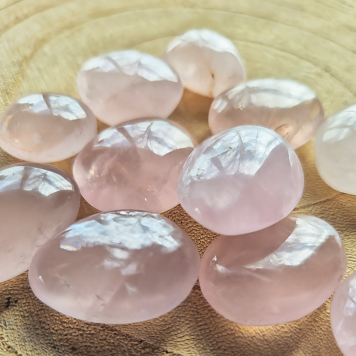 Pierre roulée en quartz rose rose pâle naturel d’environ 2,5 cm.