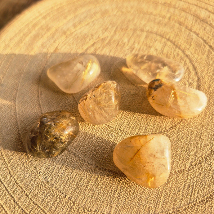 Pierre roulée quartz rutile du Brésil environ 2,5 cm, pierre naturelle utilisée en lithothérapie pour la clarté mentale et l’énergie.