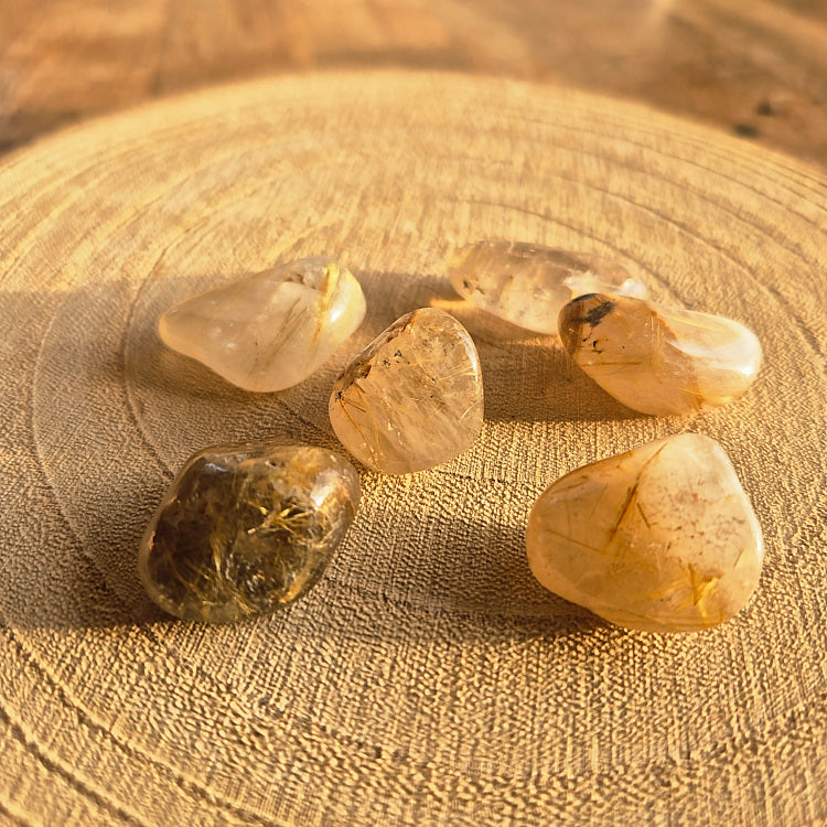Pierre roulée quartz rutile du Brésil environ 2,5 cm, pierre naturelle utilisée en lithothérapie pour la clarté mentale et l’énergie.