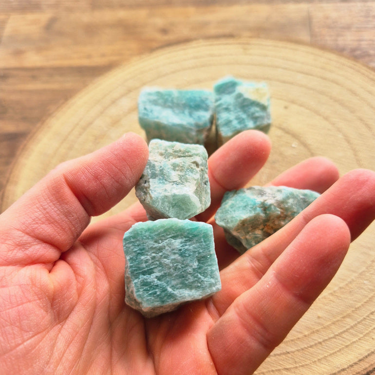 Pierre brute d’amazonite turquoise (~3 cm), teintes vert d’eau et bleutées, cristaux naturels non polis, symbole d’apaisement et d’harmonie.