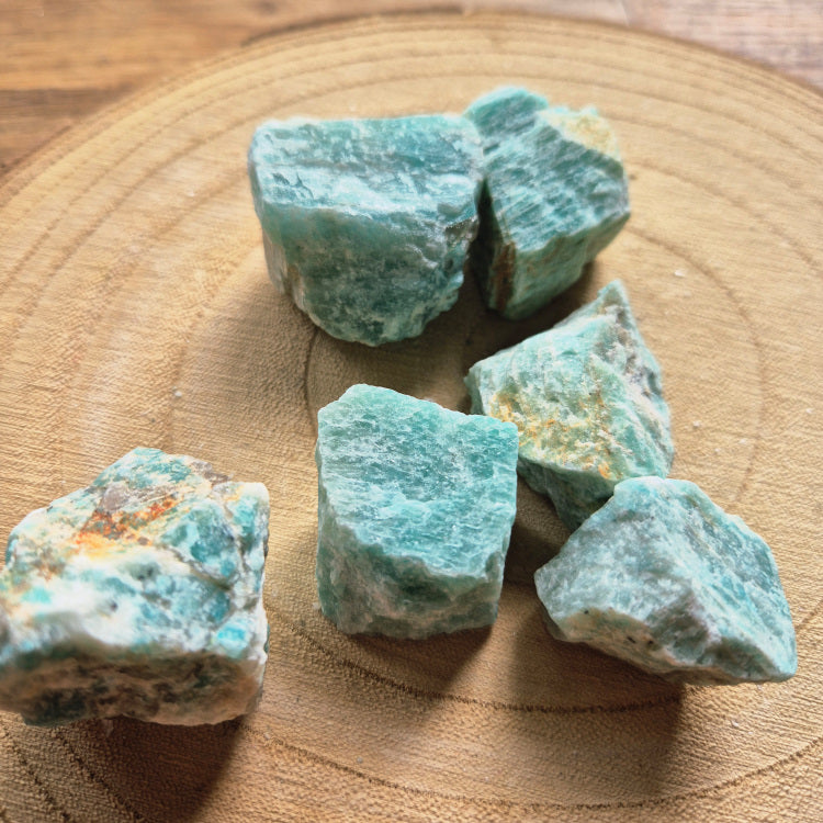 Pierre brute d’amazonite turquoise (~3 cm), teintes vert d’eau et bleutées, cristaux naturels non polis, symbole d’apaisement et d’harmonie.