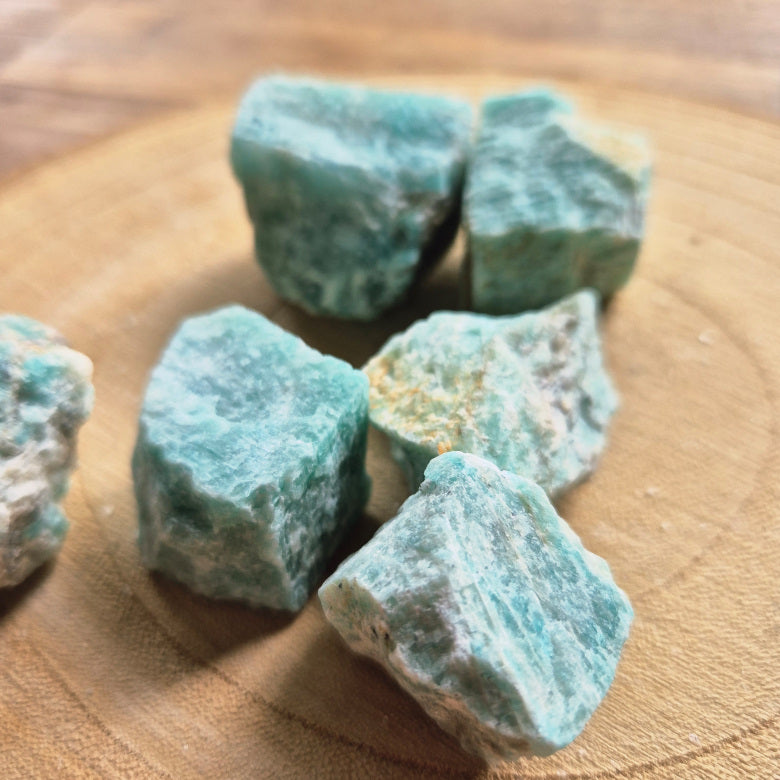 Pierre brute d’amazonite turquoise (~3 cm), teintes vert d’eau et bleutées, cristaux naturels non polis, symbole d’apaisement et d’harmonie.