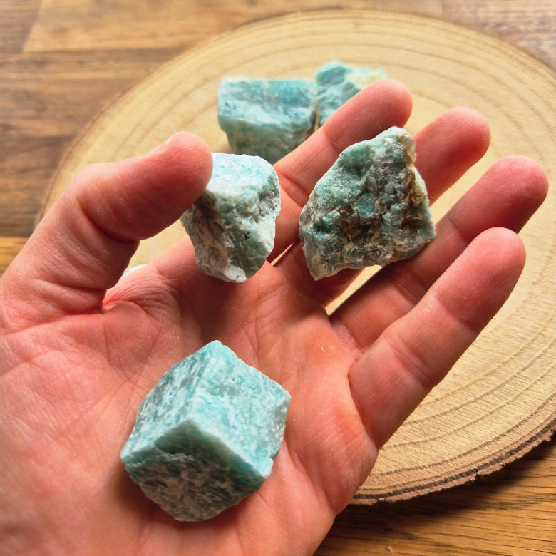 Pierre brute d’amazonite turquoise (~3 cm), teintes vert d’eau et bleutées, cristaux naturels non polis, symbole d’apaisement et d’harmonie.