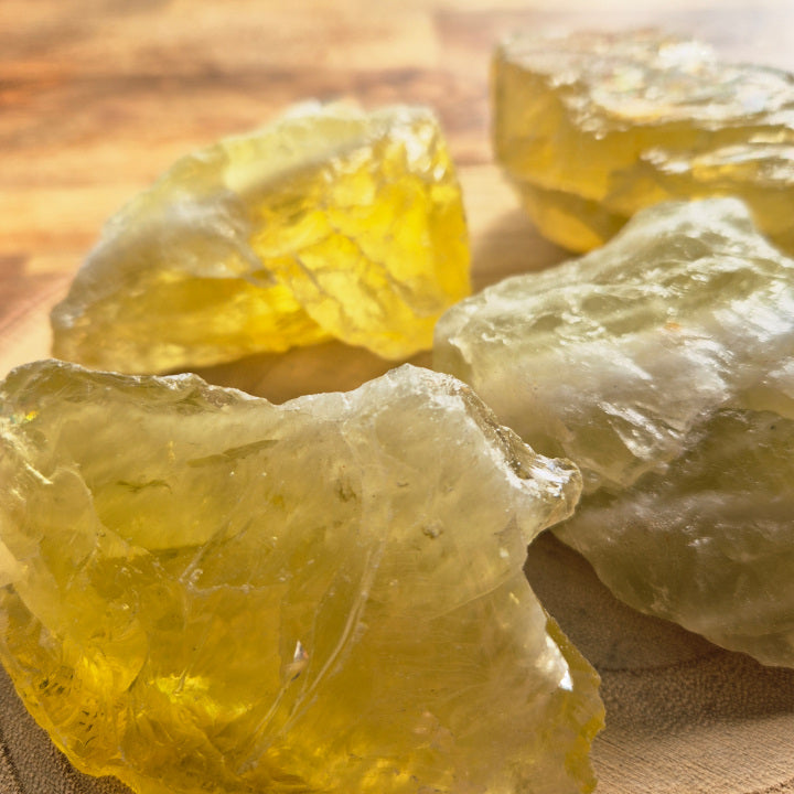 Pierre brute de citrine chauffée (~6 cm), teinte dorée et orangée, cristaux naturels non polis, symbole de joie, énergie et abondance.