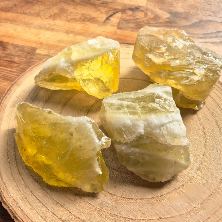 Pierre brute de citrine chauffée (~6 cm), teinte dorée et orangée, cristaux naturels non polis, symbole de joie, énergie et abondance.