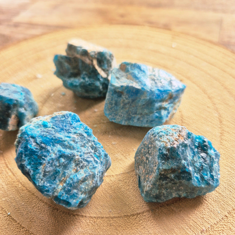 Pierre brute d’apatite bleue naturelle, environ 3 cm, aux reflets bleus profonds. Pierre de communication, de clarté mentale et de motivation personnelle.