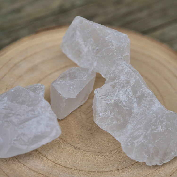 Pierre brute de quartz blanc translucide (~3 cm), cristaux naturels non polis, éclat lumineux, symbole d’équilibre et de pureté énergétique.