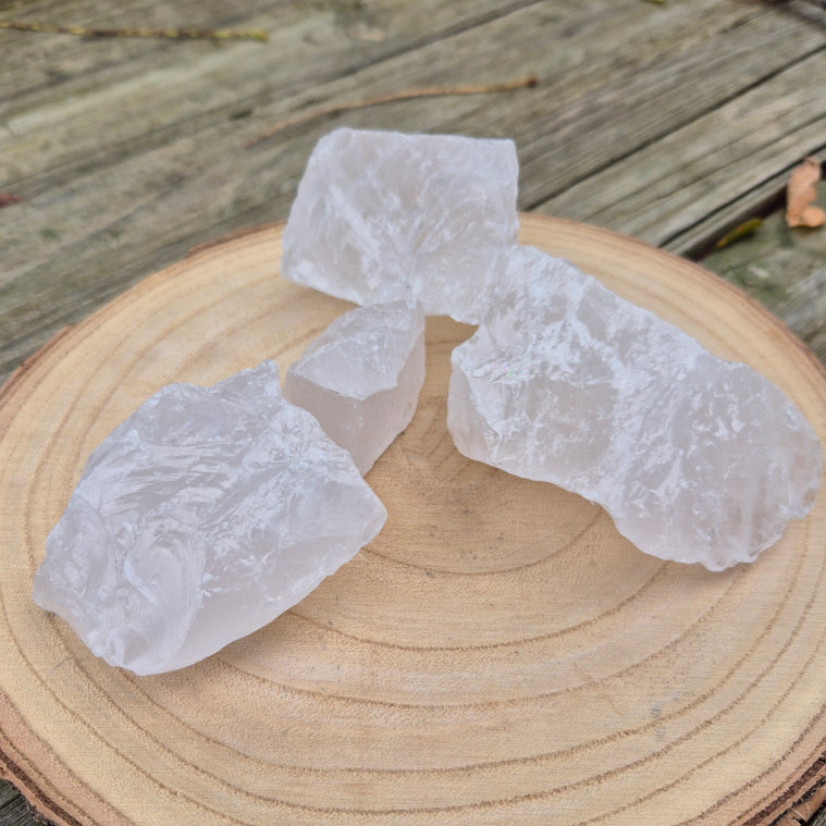 Pierre brute de quartz blanc translucide (~3 cm), cristaux naturels non polis, éclat lumineux, symbole d’équilibre et de pureté énergétique.