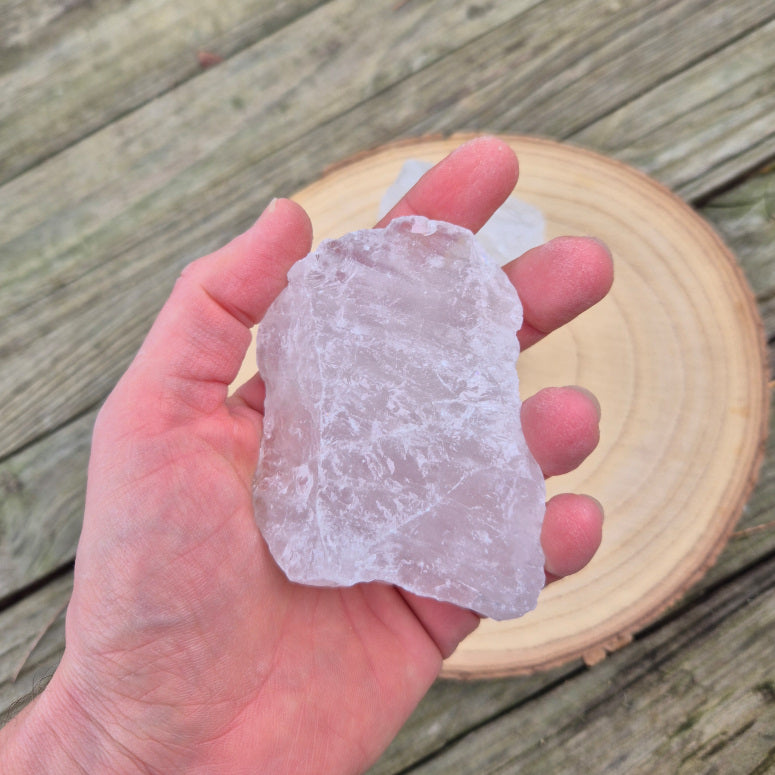 Pierre brute de quartz blanc translucide (~3 cm), cristaux naturels non polis, éclat lumineux, symbole d’équilibre et de pureté énergétique.