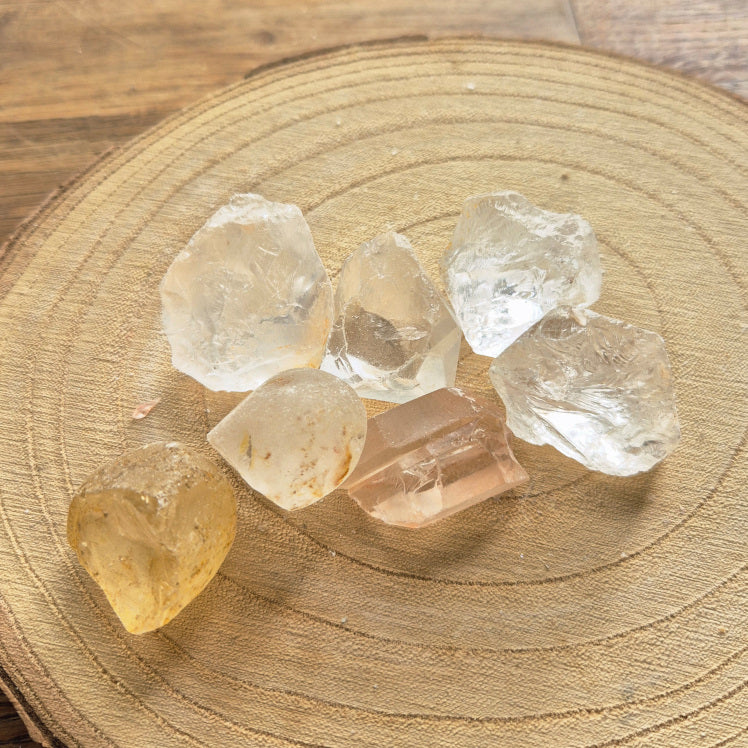 Pierre brute de cristal de roche transparente (~3 cm), éclat lumineux et naturel, symbole de clarté, d’harmonie et de purification énergétique.