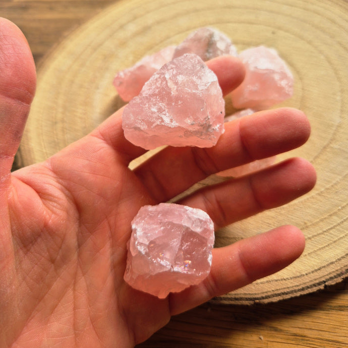 Pierre brute de quartz rose (~3 cm), teinte rose pâle naturelle, cristaux non polis, symbole d’amour, de tendresse et d’apaisement émotionnel.