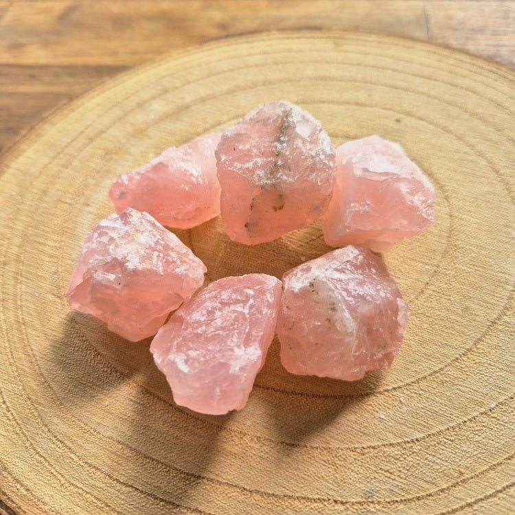 Pierre brute de quartz rose (~3 cm), teinte rose pâle naturelle, cristaux non polis, symbole d’amour, de tendresse et d’apaisement émotionnel.