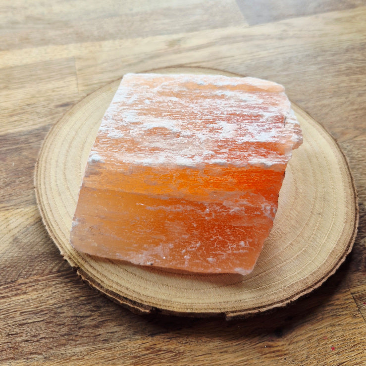 Sélénite orange brute 1 kilo – pierre de purification, ancrage et apaisement énergétique